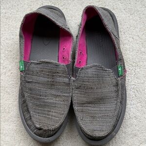Women’s Sanuk Shoes Size 8 Beige/Grey Pattern with Pink Lining